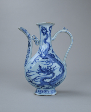 Dragon Ewer 
Yuan dynasty, 14th century, 
Jingdezhen
Porcelain with underglaze-blue decoration
H. 23 cm